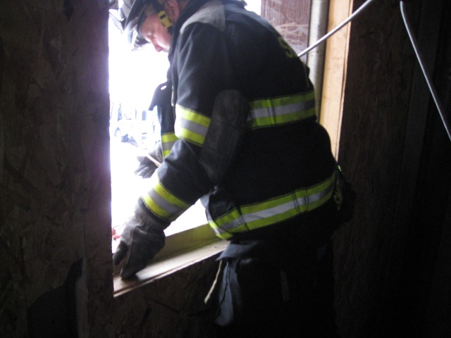 Gemtor/Petzl EXO Training 02/08 - FF Smith anchors at the window sill before bailing out