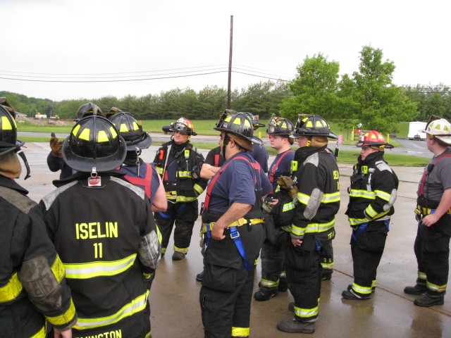 MCFA Live Burn 05/08 - The FF's listen to a size up from the Instructors